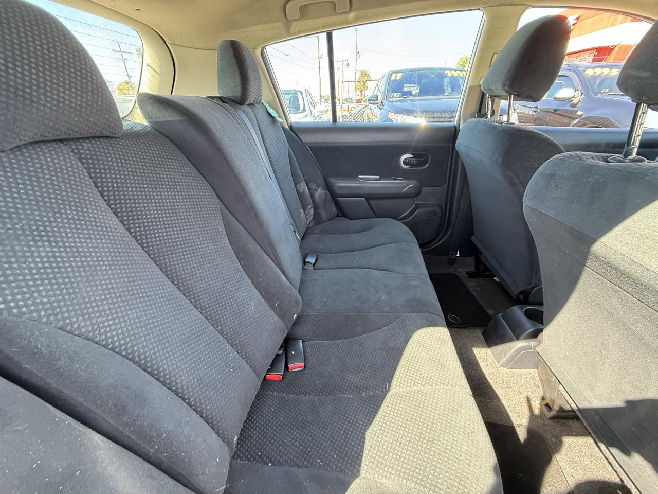 Nissan Versa 1.8 SL Hatchback 2011