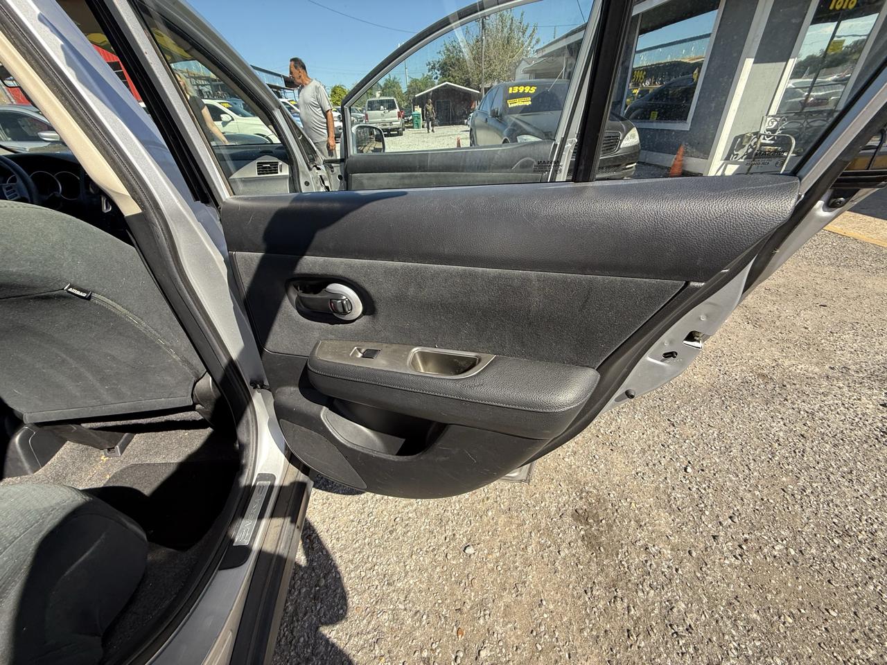 Nissan Versa 1.8 SL Hatchback 2011