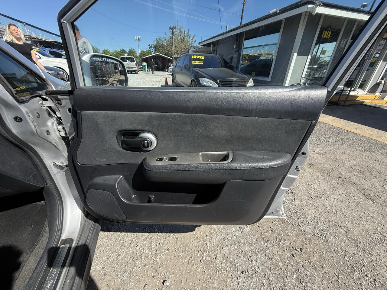 Nissan Versa 1.8 SL Hatchback 2011