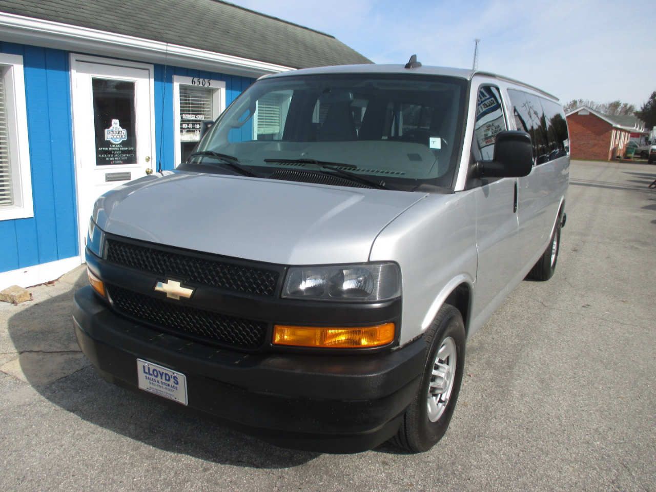 Chevrolet Express Passenger RWD 3500 155" LS 2018