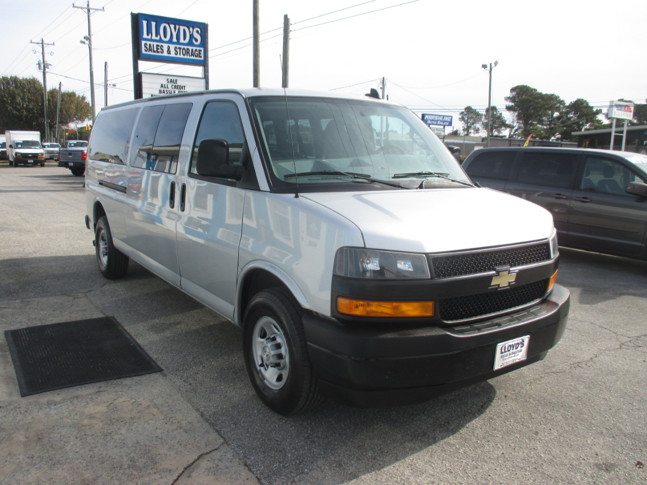 Chevrolet Express Passenger RWD 3500 155" LS 2018