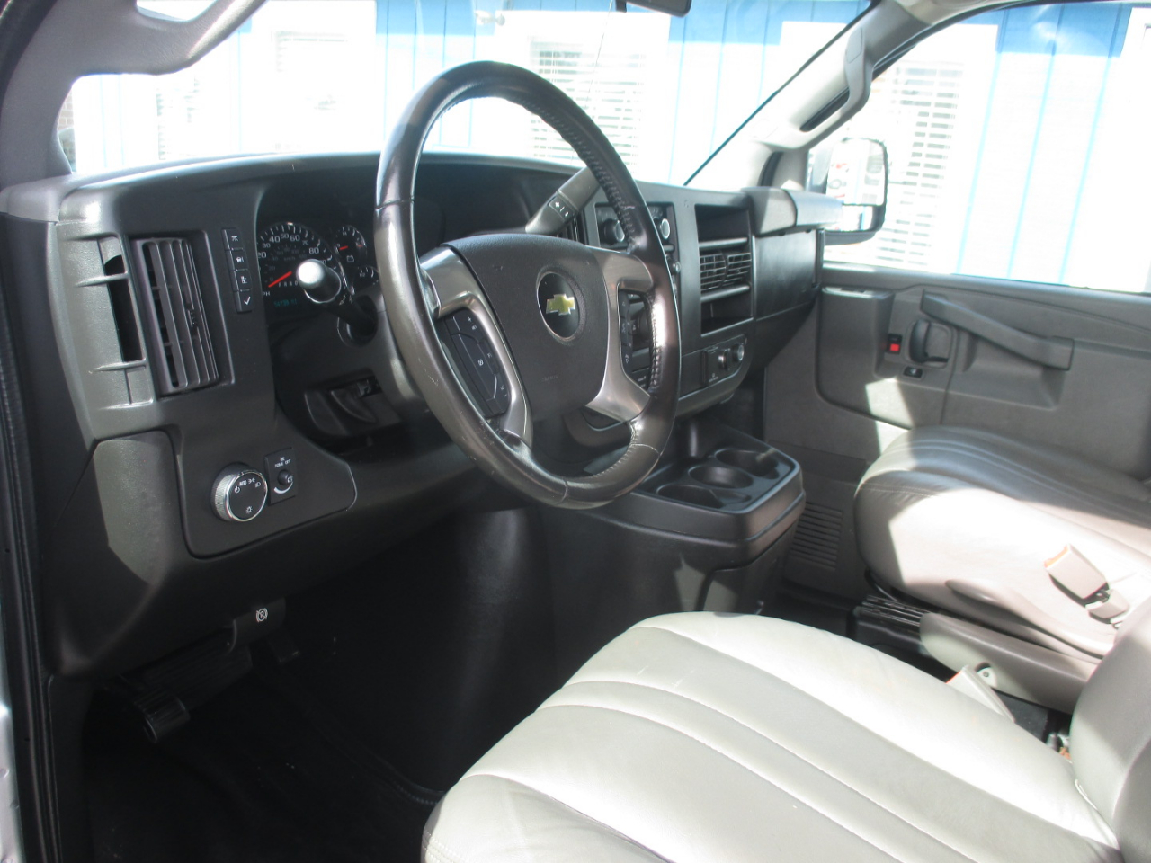 Chevrolet Express Passenger RWD 3500 155" LS 2018