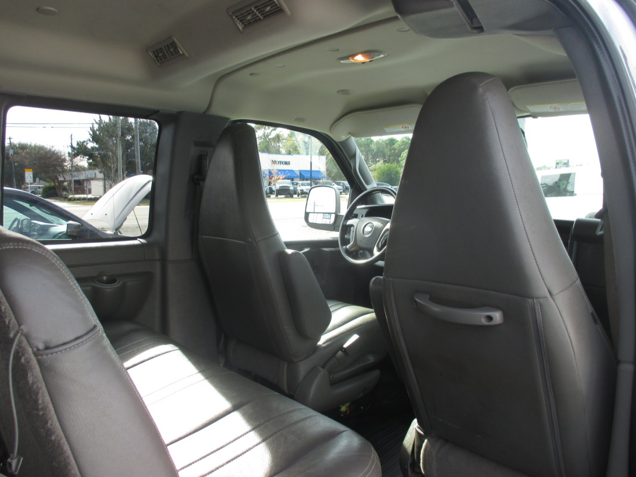 Chevrolet Express Passenger RWD 3500 155" LS 2018