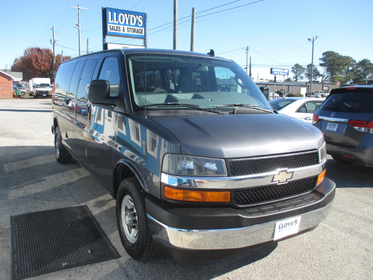 Chevrolet Express Passenger RWD 3500 155" LT w/1LT 2017