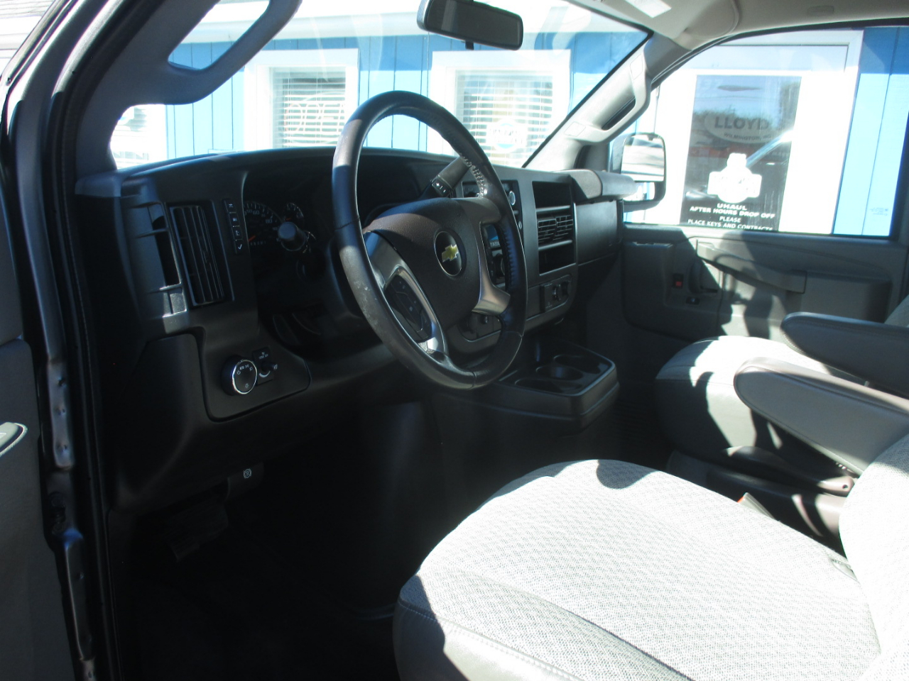 Chevrolet Express Passenger RWD 3500 155" LT w/1LT 2017