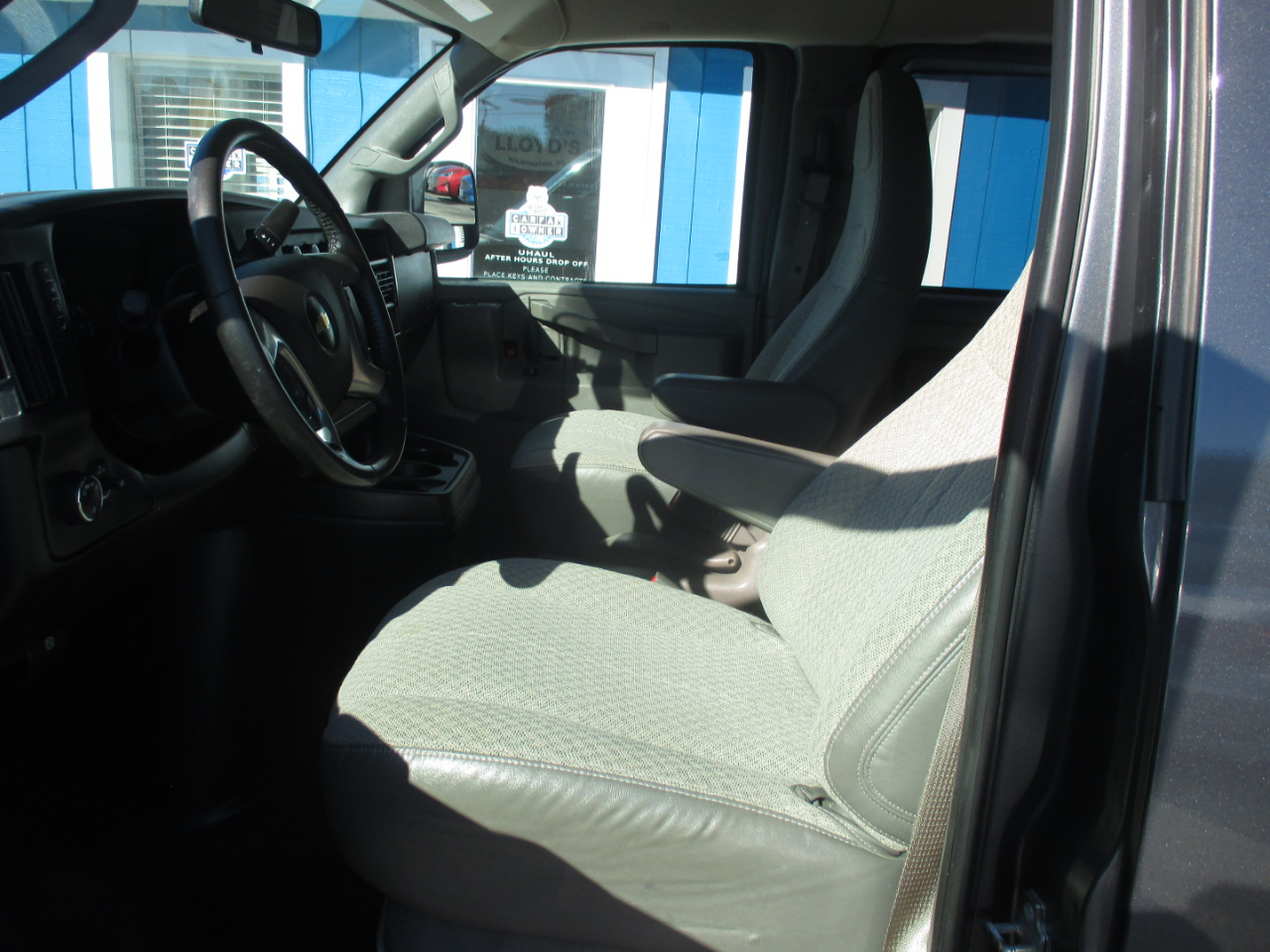 Chevrolet Express Passenger RWD 3500 155" LT w/1LT 2017