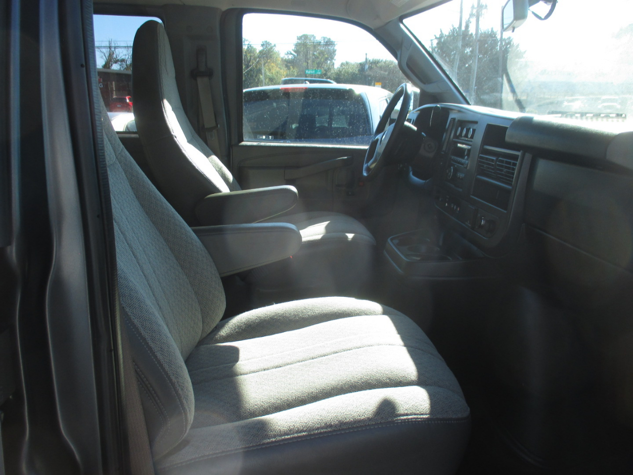 Chevrolet Express Passenger RWD 3500 155" LT w/1LT 2017