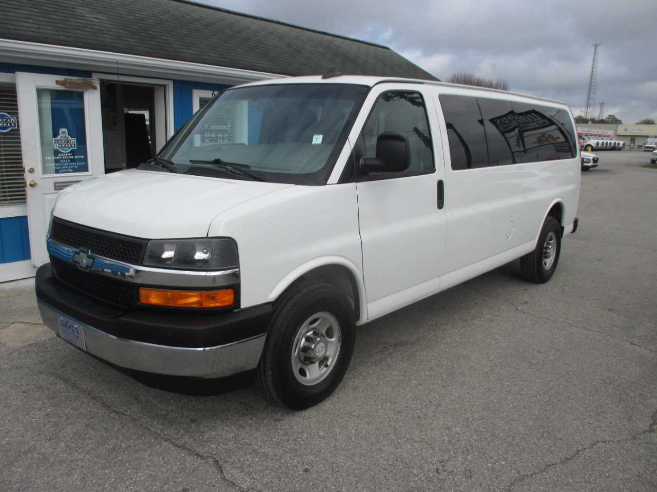 Chevrolet Express Passenger RWD 3500 155" LT w/1LT 2017