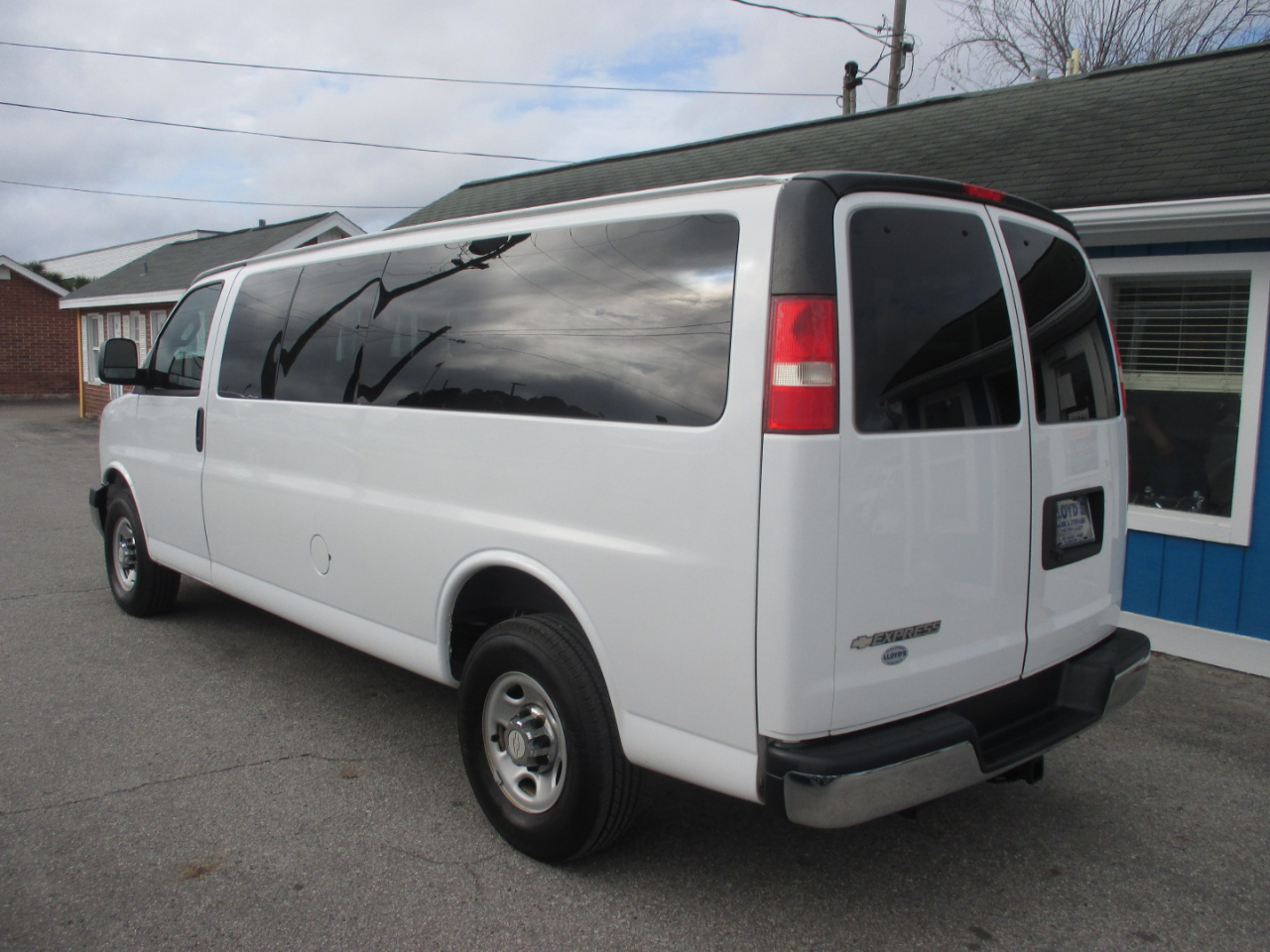 Chevrolet Express Passenger RWD 3500 155" LT w/1LT 2017