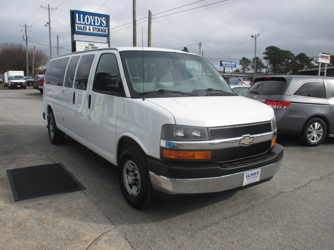 Chevrolet Express Passenger RWD 3500 155" LT w/1LT 2017