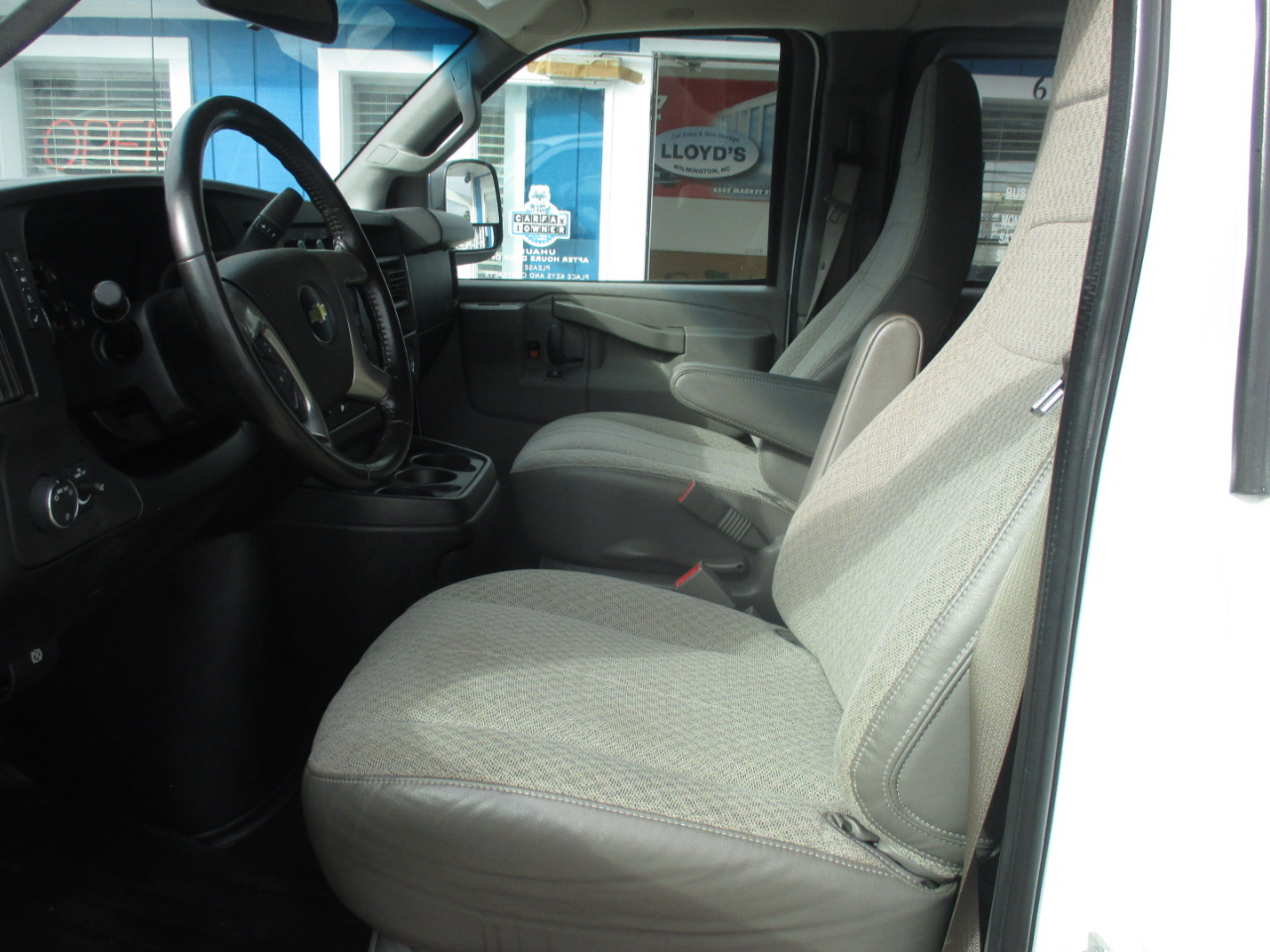 Chevrolet Express Passenger RWD 3500 155" LT w/1LT 2017