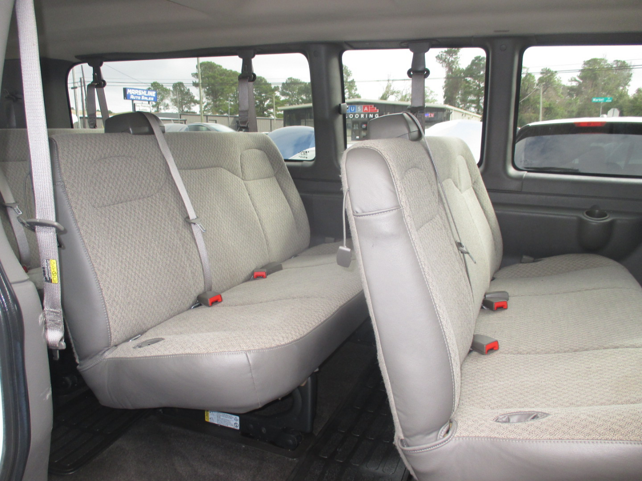 Chevrolet Express Passenger RWD 3500 155" LT w/1LT 2017