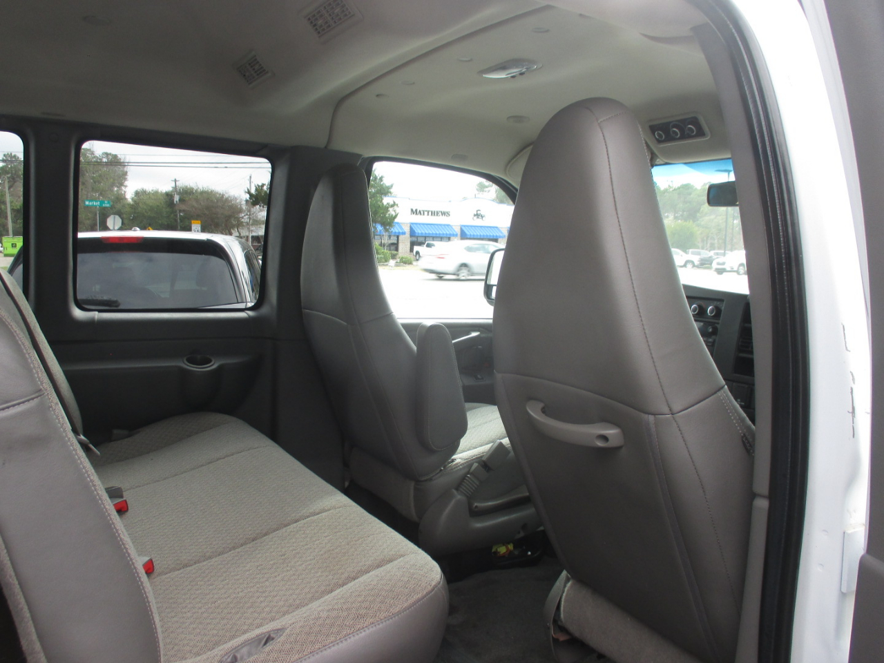 Chevrolet Express Passenger RWD 3500 155" LT w/1LT 2017