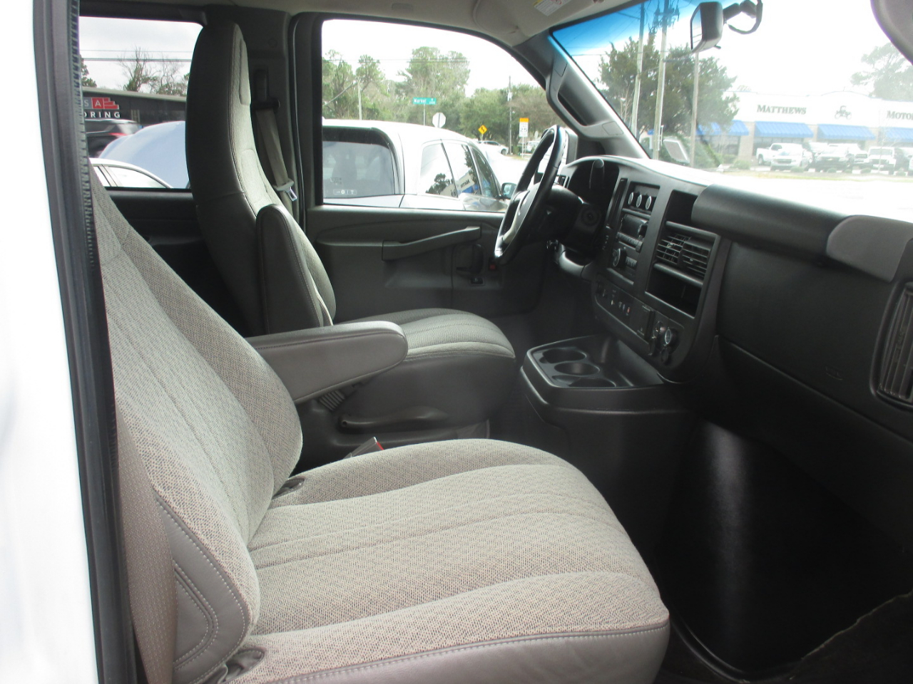 Chevrolet Express Passenger RWD 3500 155" LT w/1LT 2017