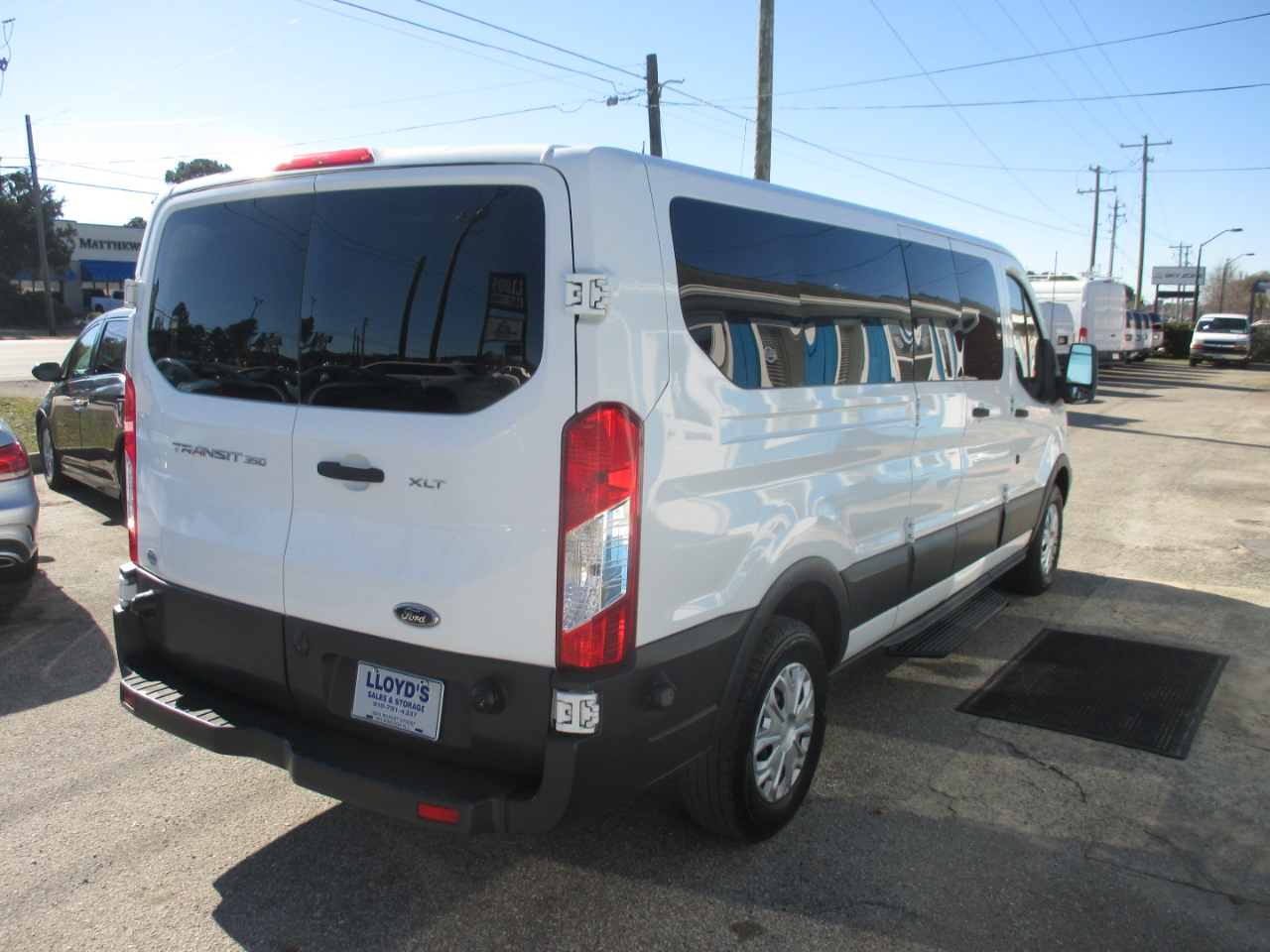 Ford Transit Wagon T-350 148" Low Roof XLT Swing-Out RH Dr 2015