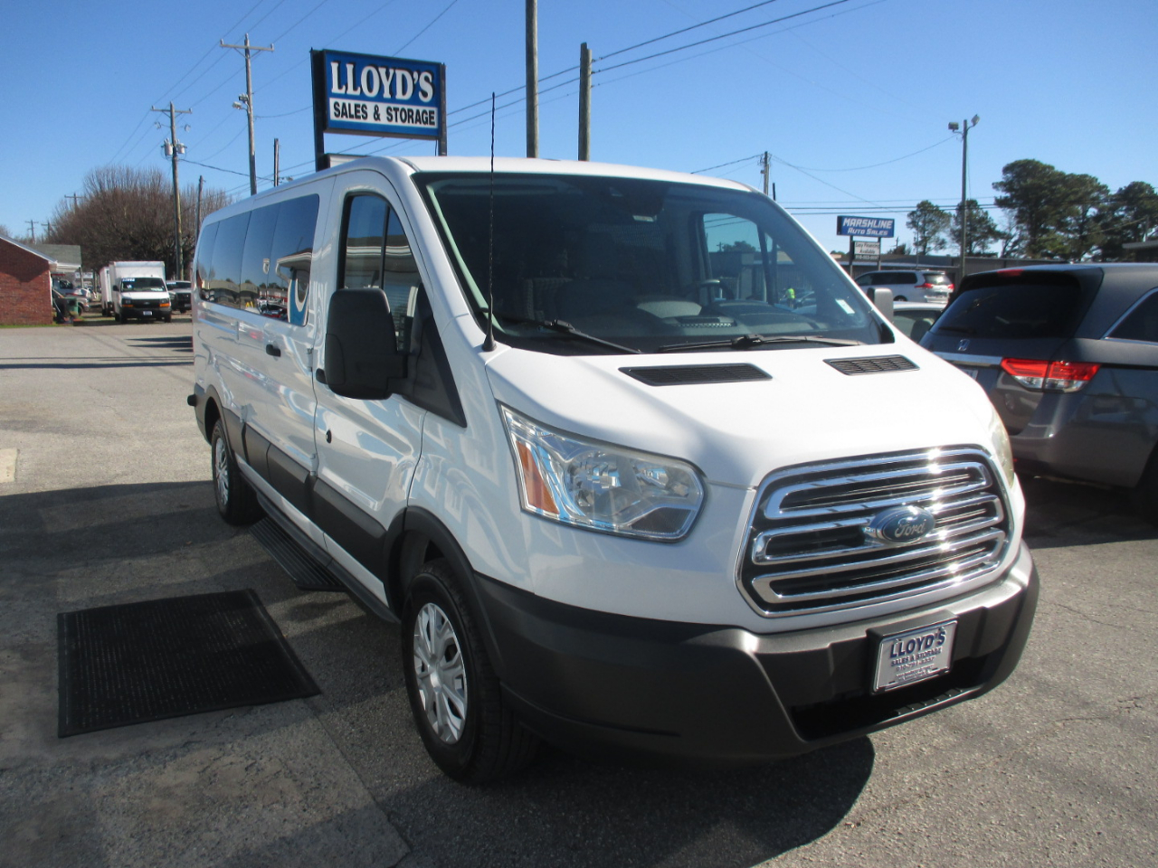 Ford Transit Wagon T-350 148" Low Roof XLT Swing-Out RH Dr 2015