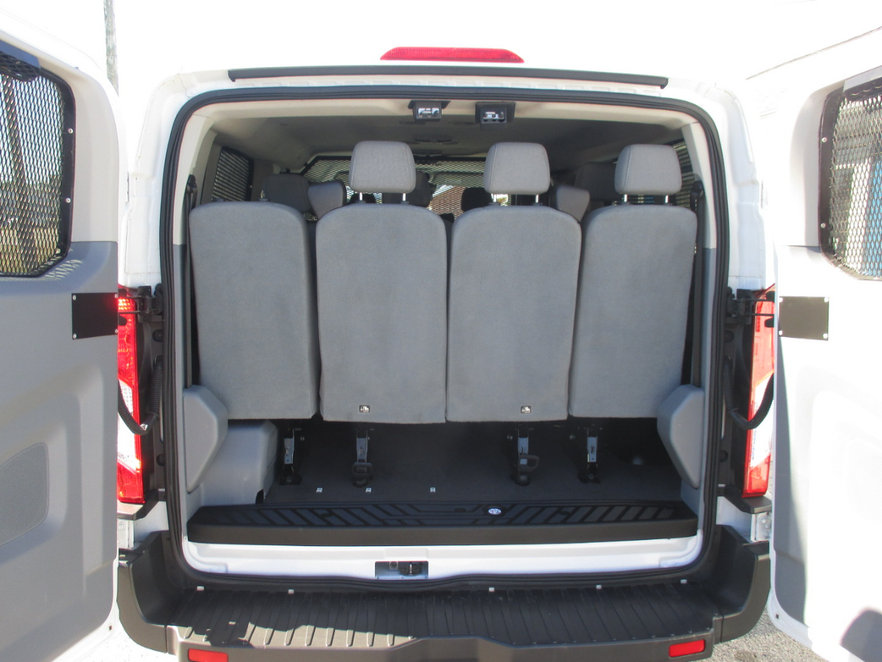 Ford Transit Wagon T-350 148" Low Roof XLT Swing-Out RH Dr 2015