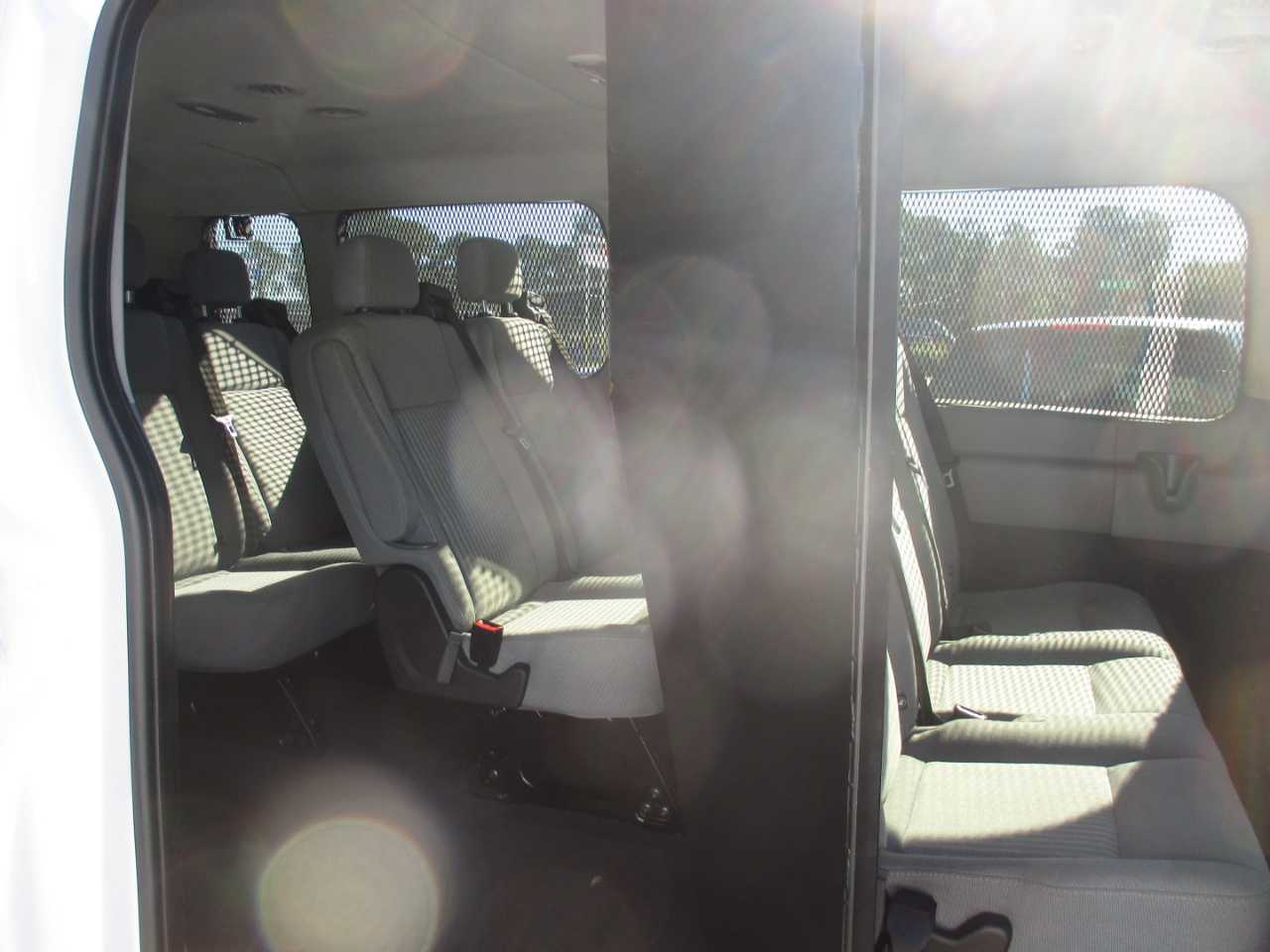 Ford Transit Wagon T-350 148" Low Roof XLT Swing-Out RH Dr 2015