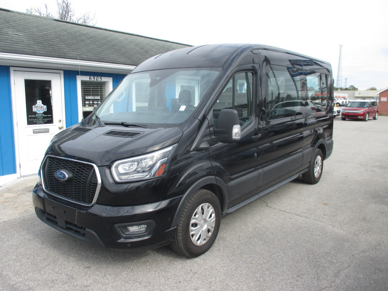 Ford Transit Passenger Wagon T-350 148" Med Roof XLT RWD 2023
