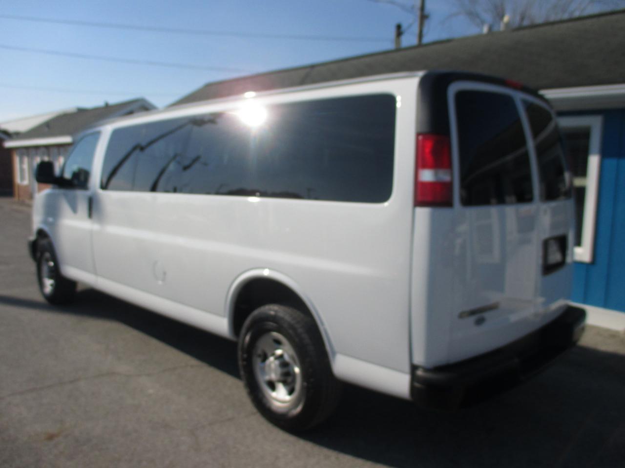 Chevrolet Express Passenger RWD 3500 155" LS 2019