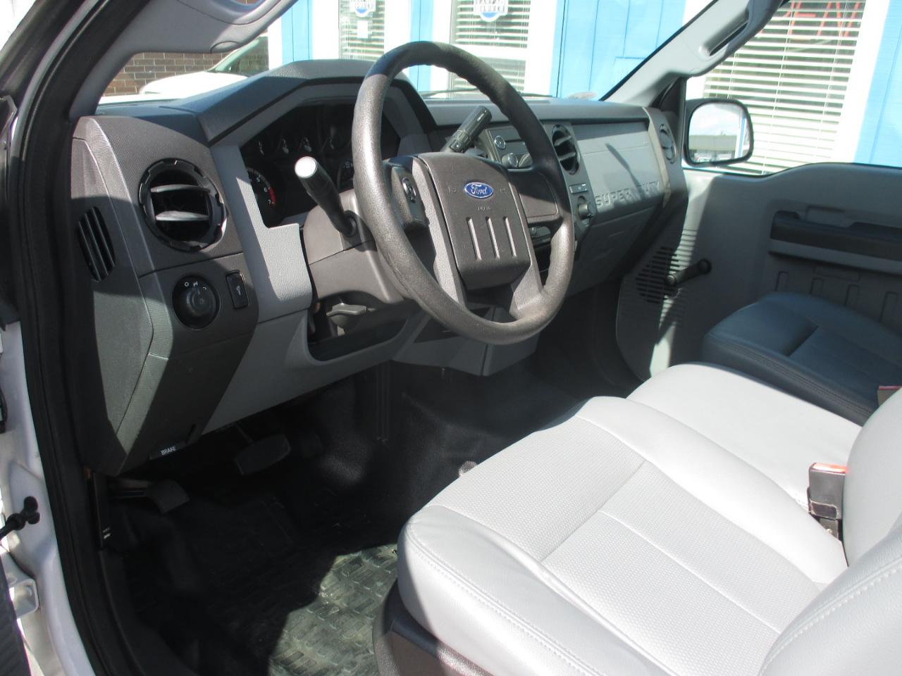 Ford Super Duty F-250 SRW 2WD Reg Cab 137" XLT 2015