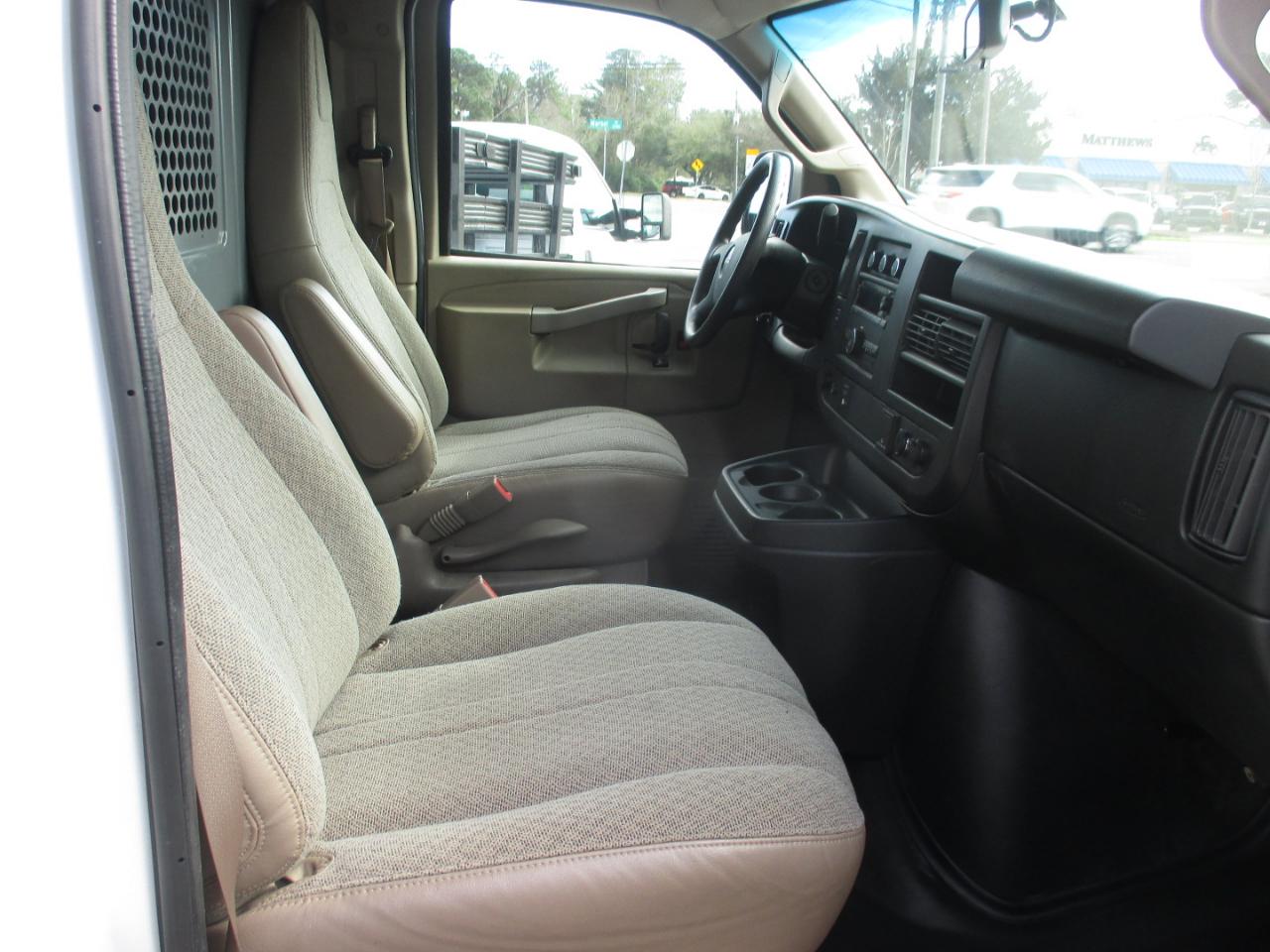 GMC Savana Cargo Van RWD 2500 135" 2017