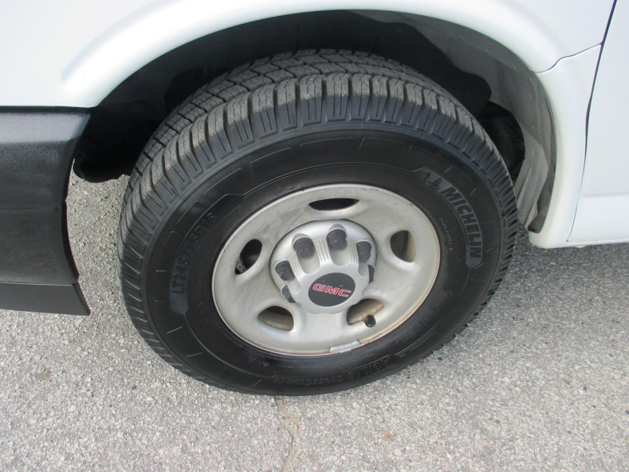 GMC Savana Cargo Van RWD 2500 135" 2017