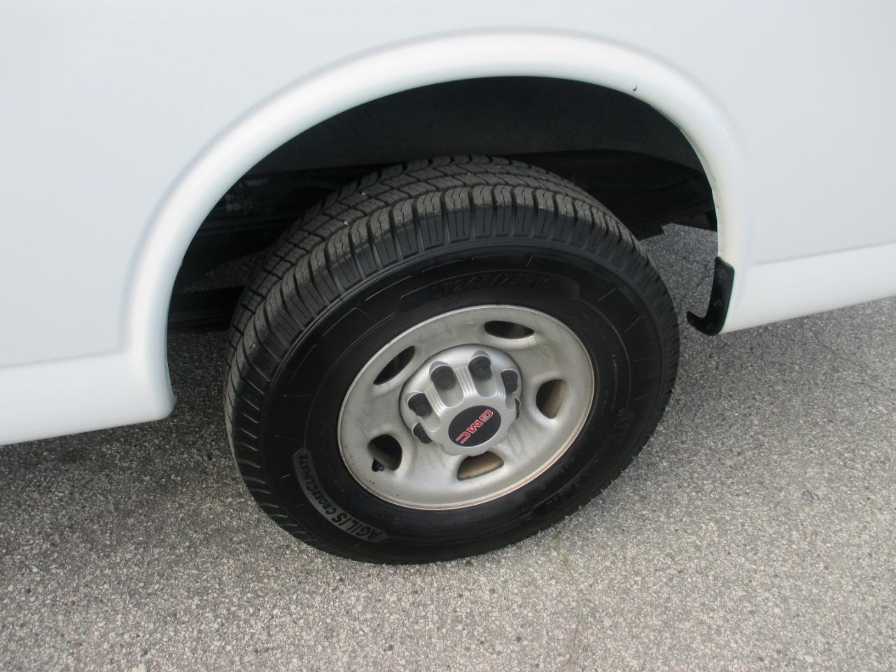 GMC Savana Cargo Van RWD 2500 135" 2017