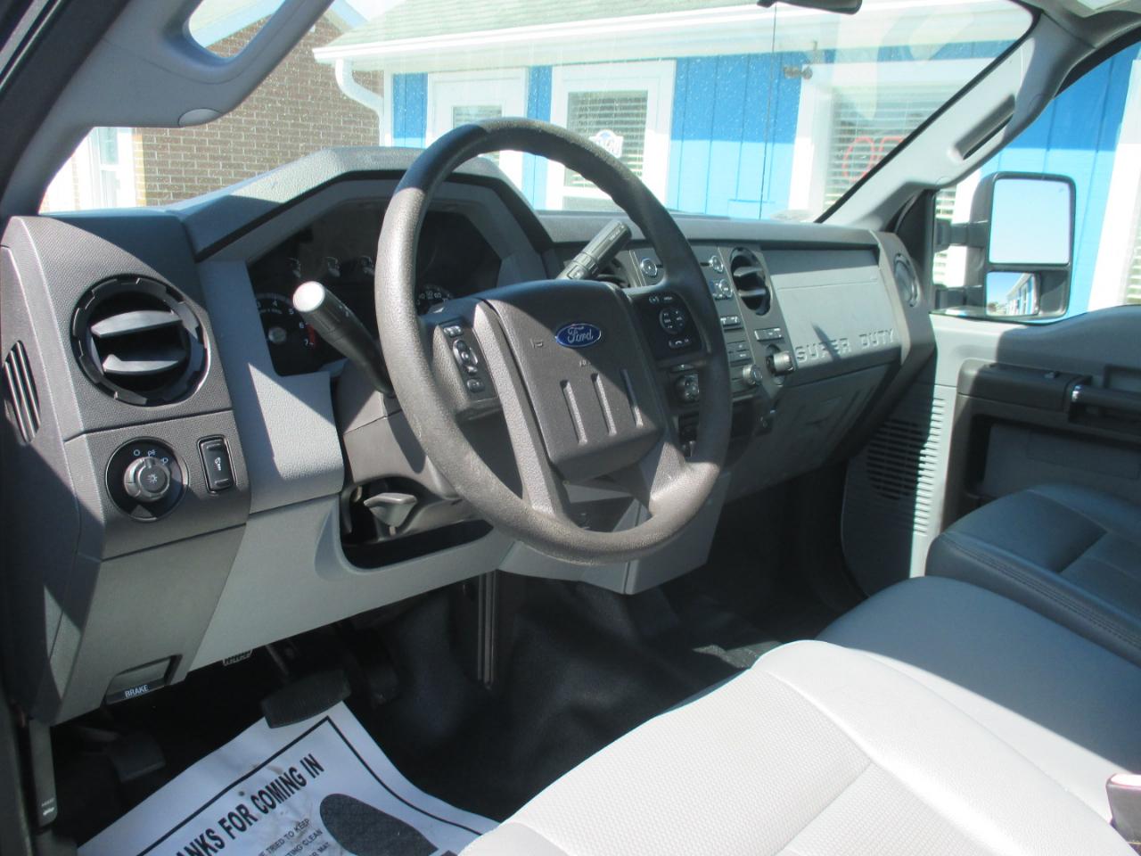 Ford Super Duty F-350 DRW Crew Cab 156" XL 4WD 2016