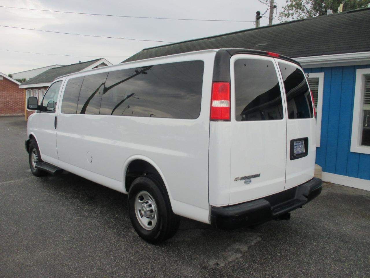 Chevrolet Express Passenger RWD 3500 155" LS 2022