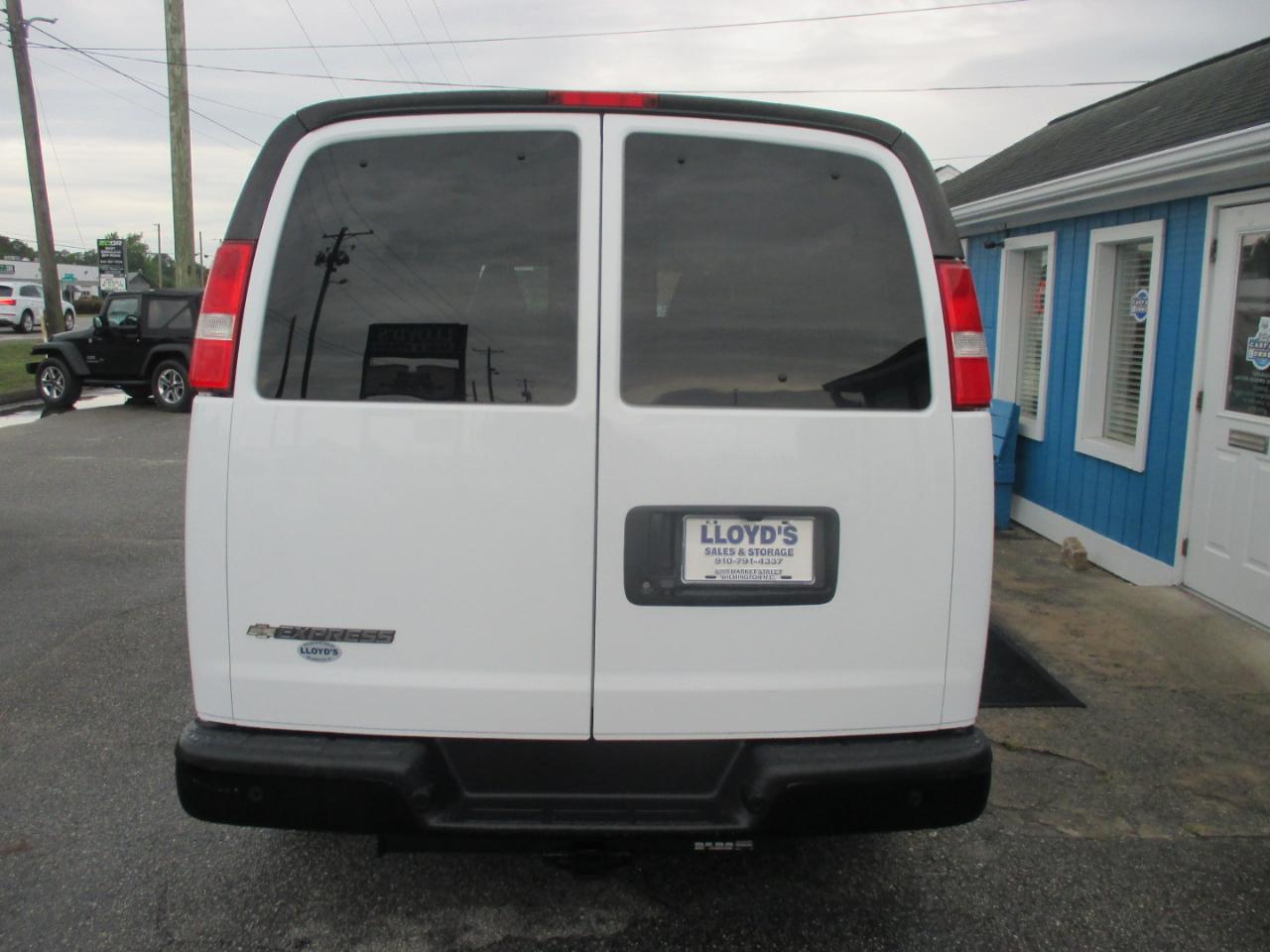 Chevrolet Express Passenger RWD 3500 155" LS 2022