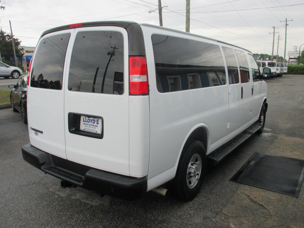 Chevrolet Express Passenger RWD 3500 155" LS 2022