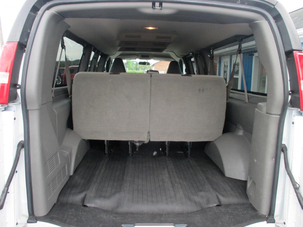 Chevrolet Express Passenger RWD 3500 155" LS 2022