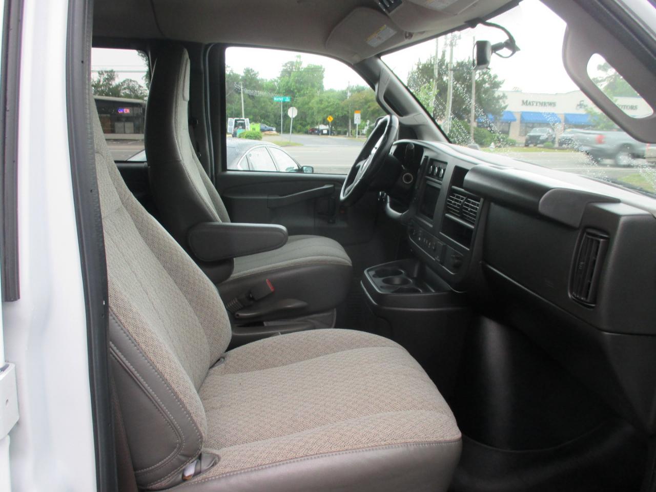 Chevrolet Express Passenger RWD 3500 155" LS 2022