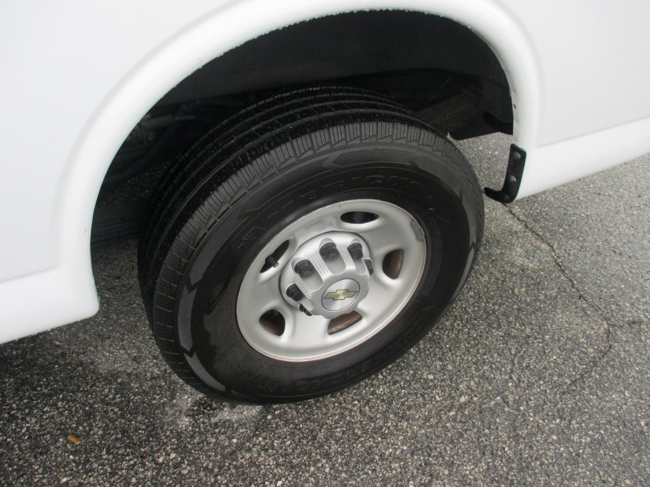 Chevrolet Express Passenger RWD 3500 155" LS 2022