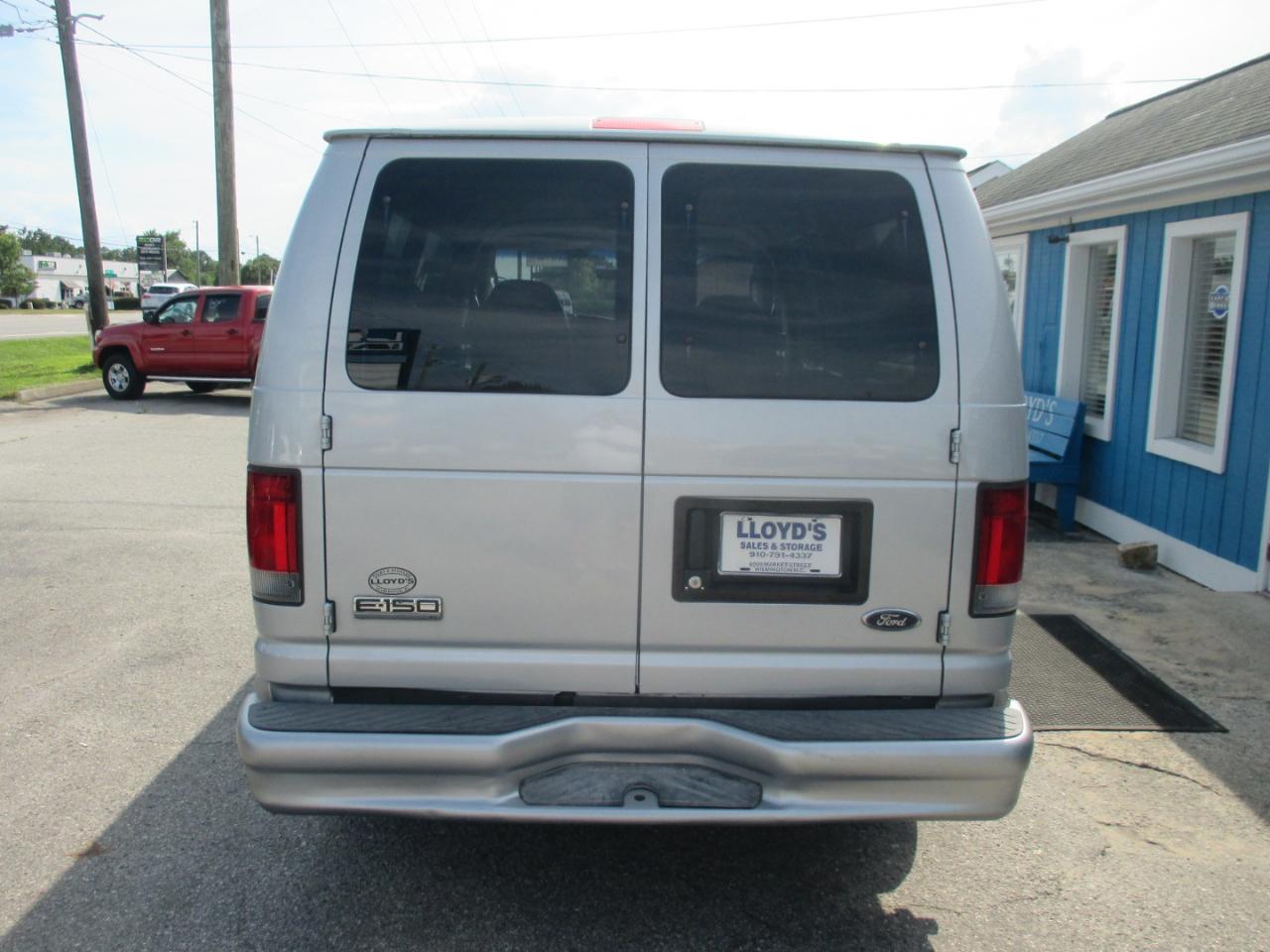 Ford Econoline Wagon E-150 XL 2007