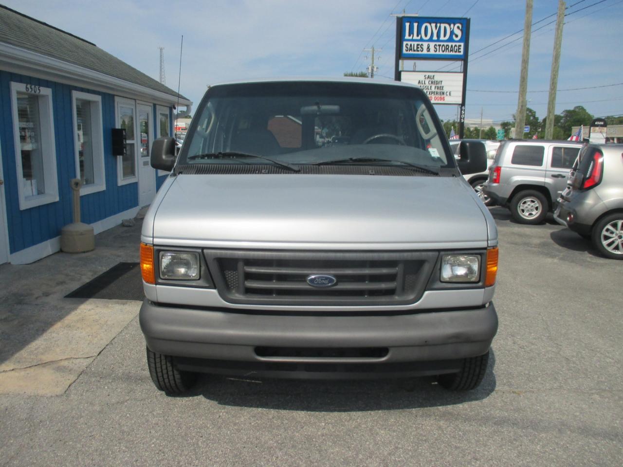Ford Econoline Wagon E-150 XL 2007