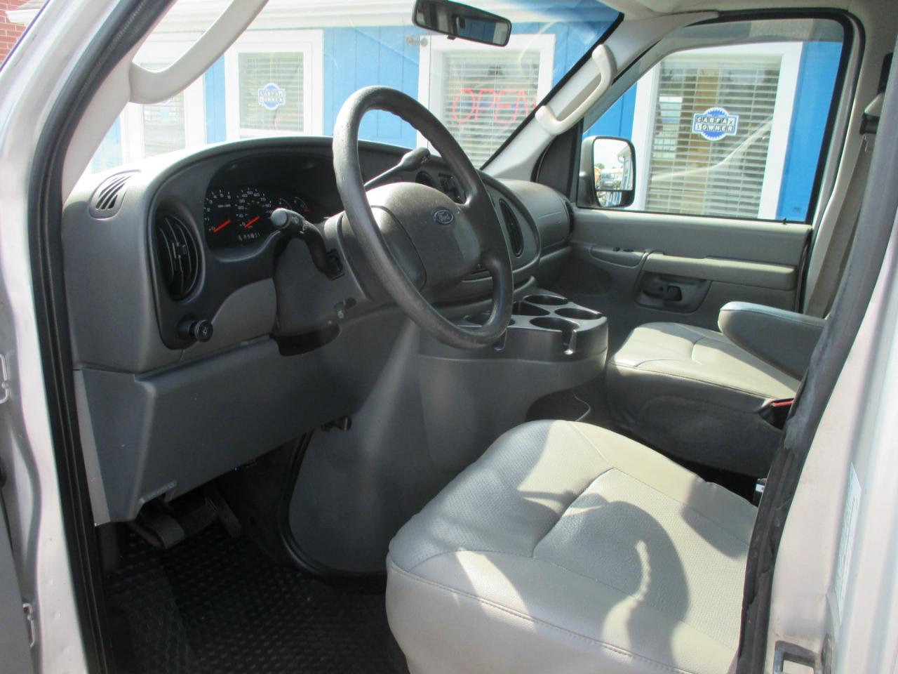 Ford Econoline Wagon E-150 XL 2007