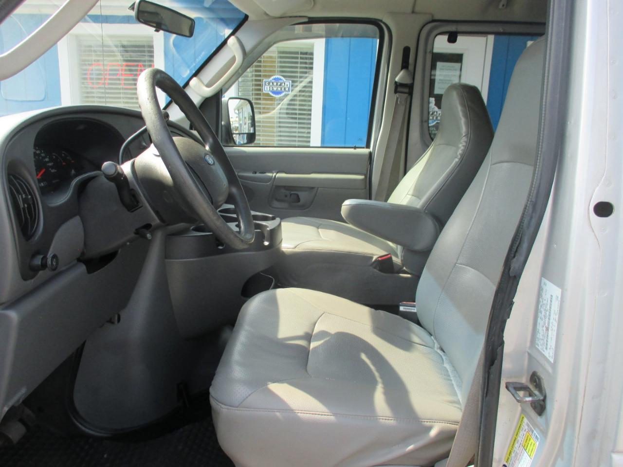 Ford Econoline Wagon E-150 XL 2007