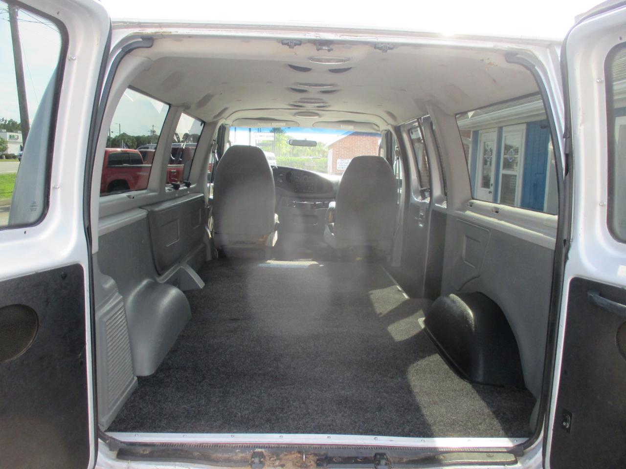Ford Econoline Wagon E-150 XL 2007
