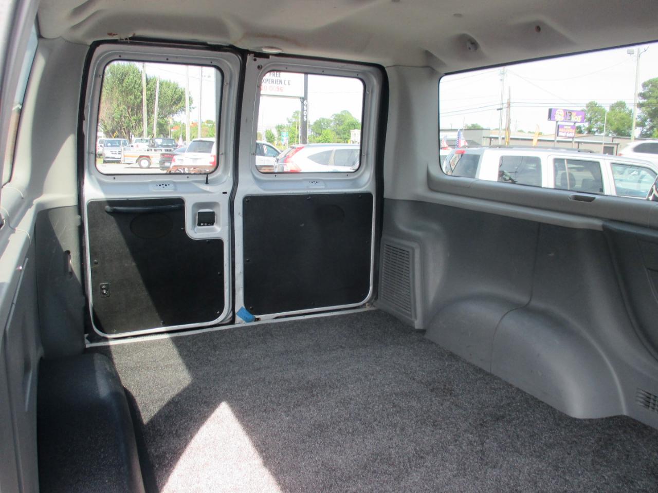 Ford Econoline Wagon E-150 XL 2007