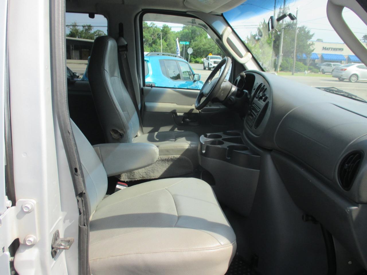 Ford Econoline Wagon E-150 XL 2007