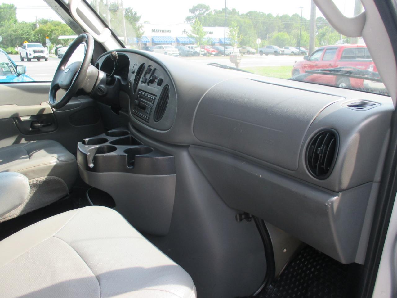 Ford Econoline Wagon E-150 XL 2007