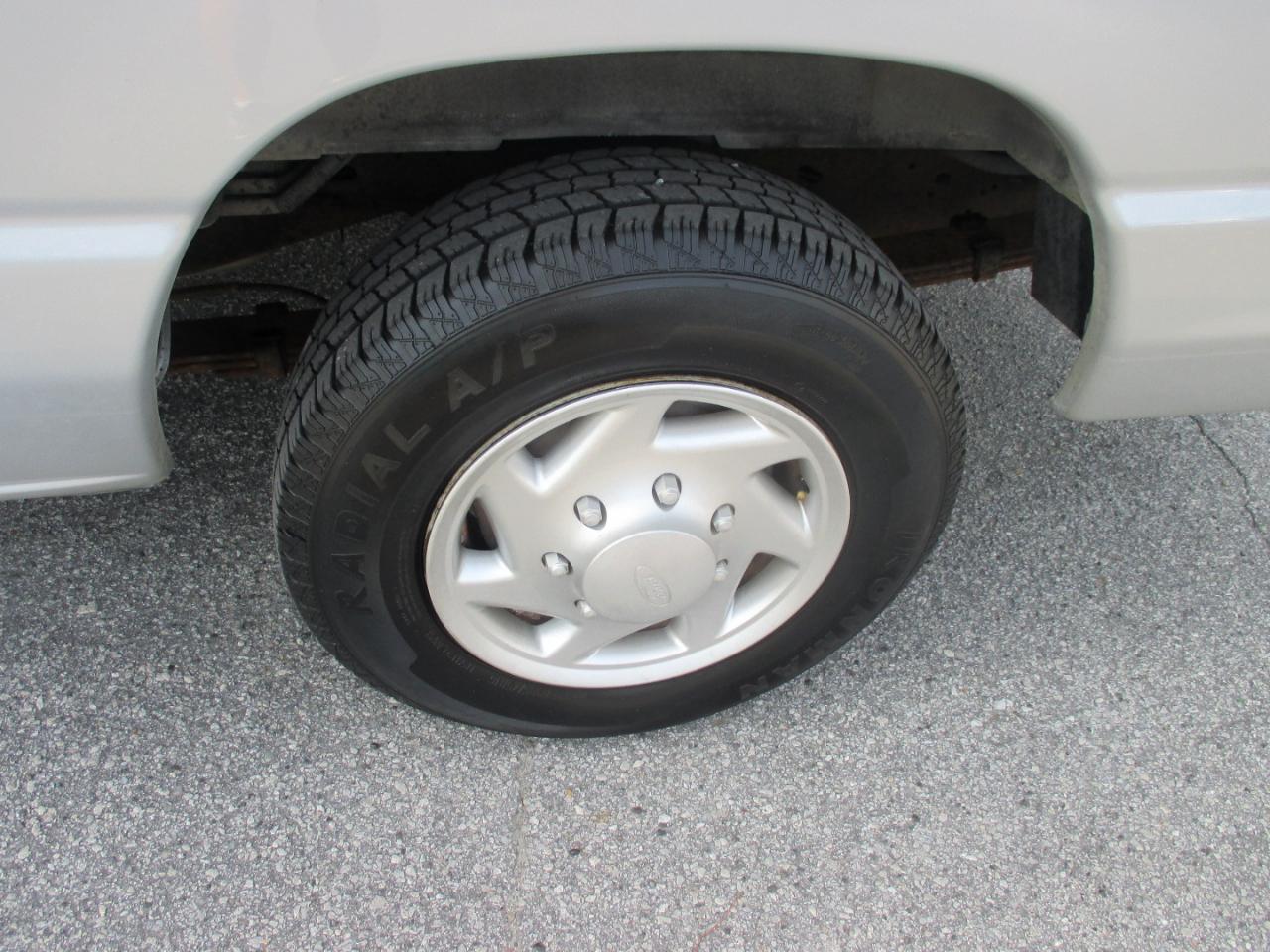 Ford Econoline Wagon E-150 XL 2007