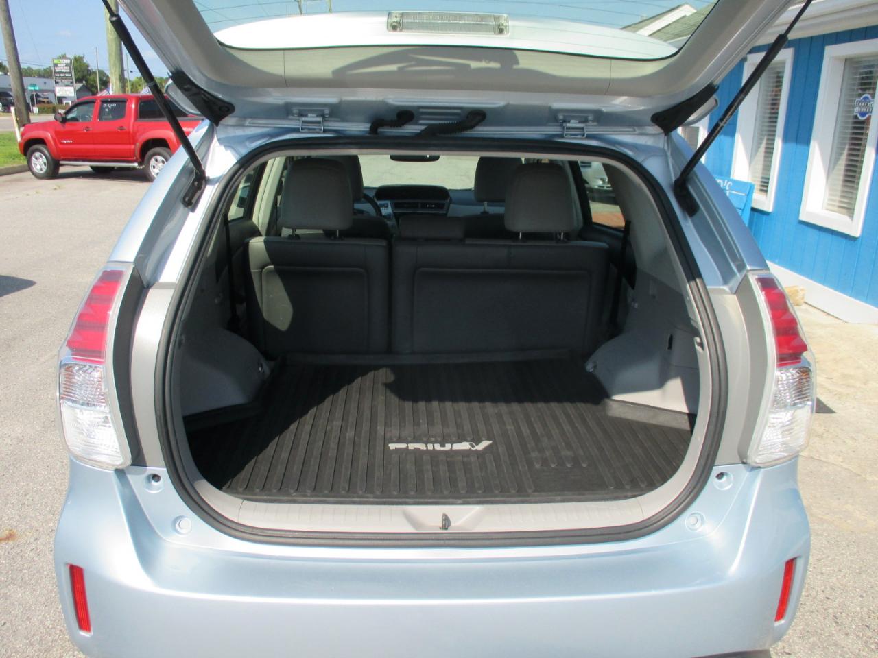 Toyota Prius V 5dr Wgn Three (Natl) 2016
