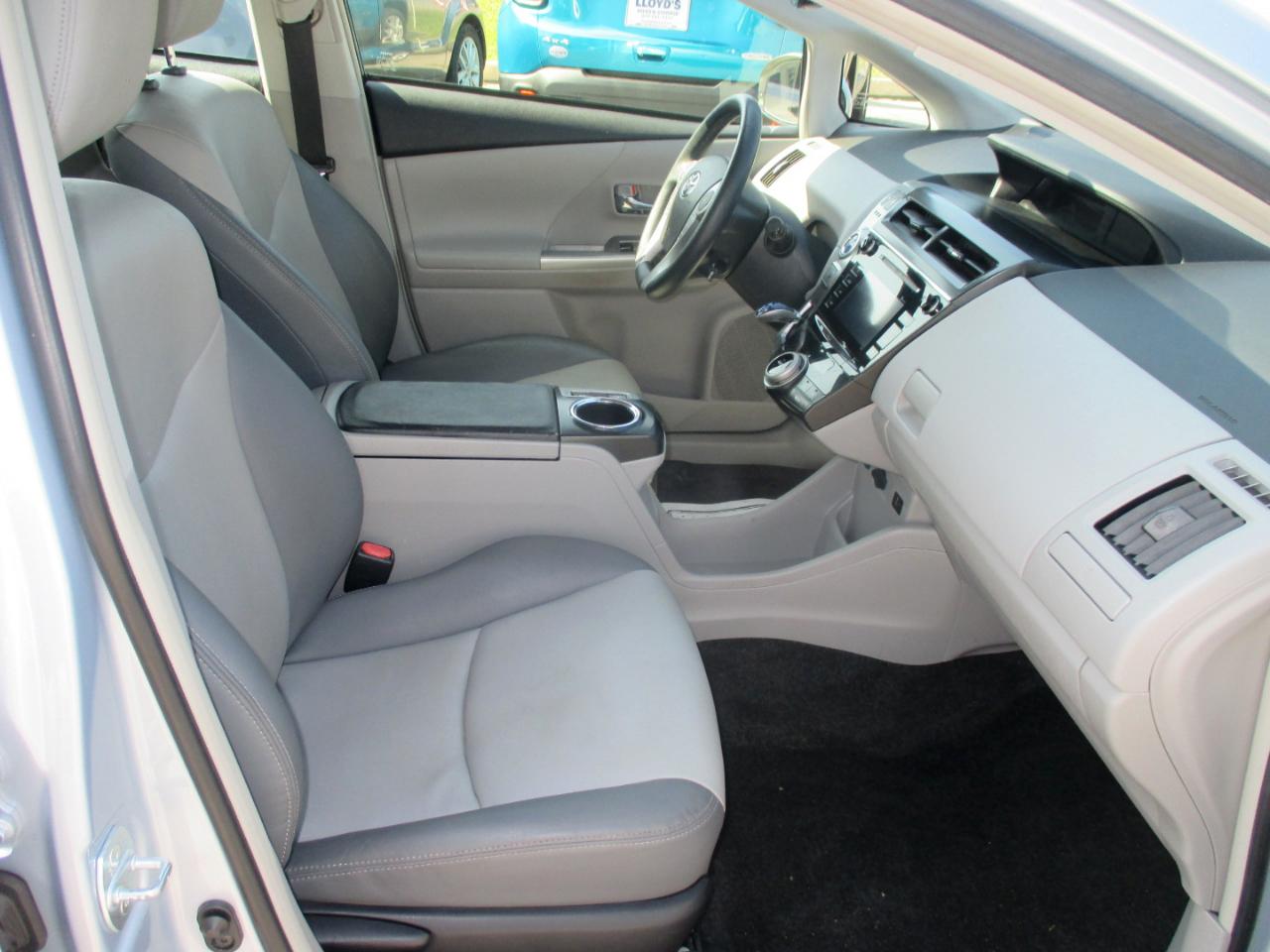 Toyota Prius V 5dr Wgn Three (Natl) 2016