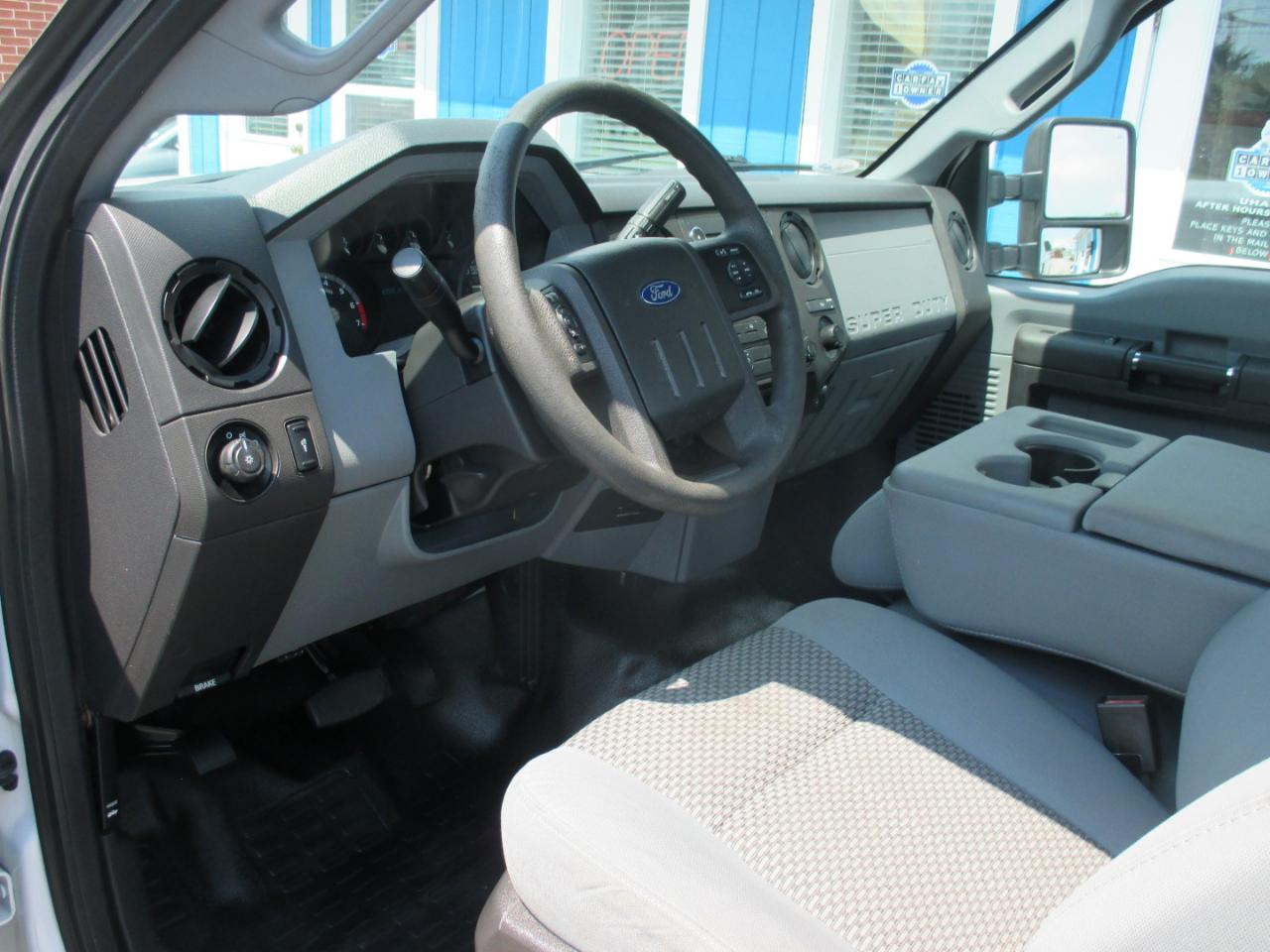 Ford Super Duty F-250 SRW 2WD Reg Cab 137" XL 2016