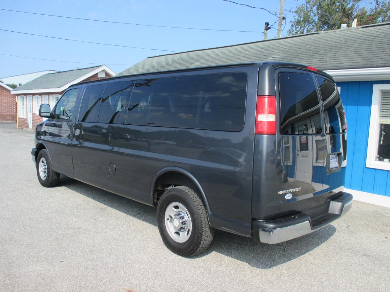 Chevrolet Express Passenger RWD 3500 155" LT w/1LT 2017