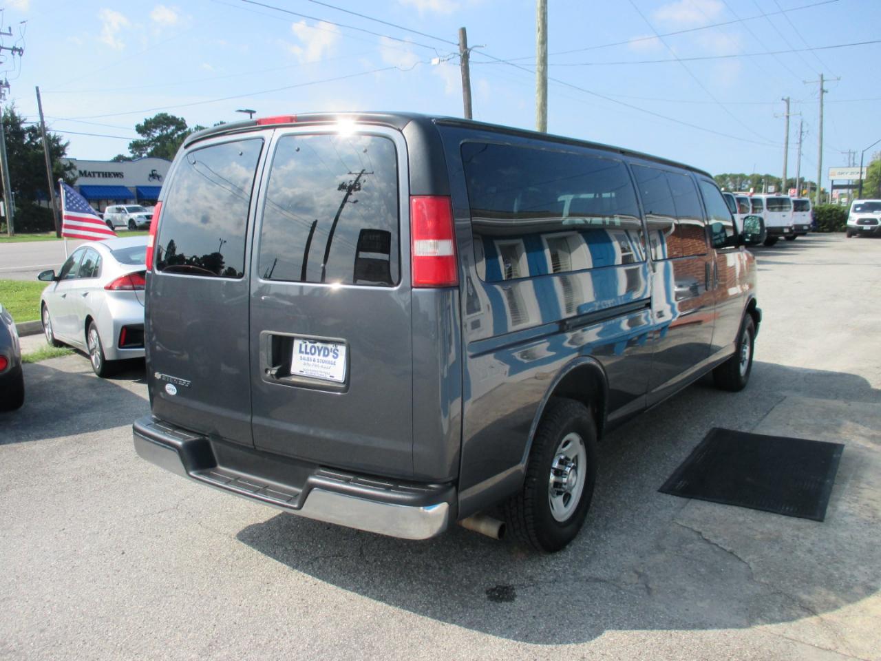 Chevrolet Express Passenger RWD 3500 155" LT w/1LT 2017