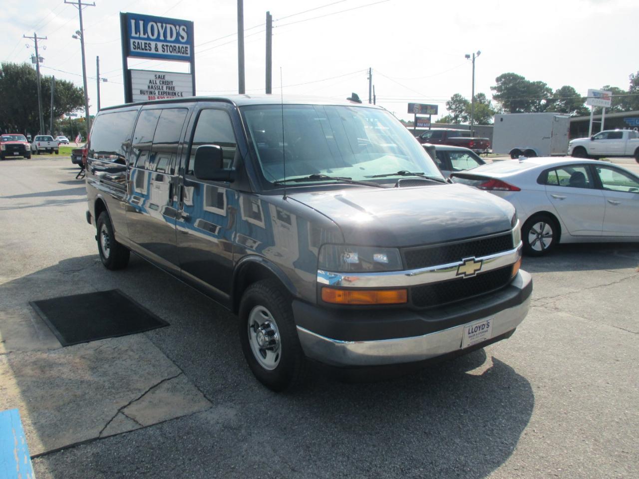 Chevrolet Express Passenger RWD 3500 155" LT w/1LT 2017
